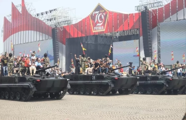 Kebahagiaan Masyarakat Saat Naik Tank dan Ranpur Korps Marinir di HUT ke-79 TNI