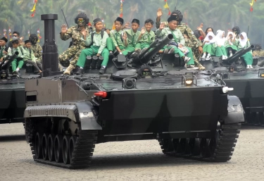 Parade dan Defile Ratusan Alutsista TNI Berlanjut Konvoi dari Monas ke Bundaran Senayan