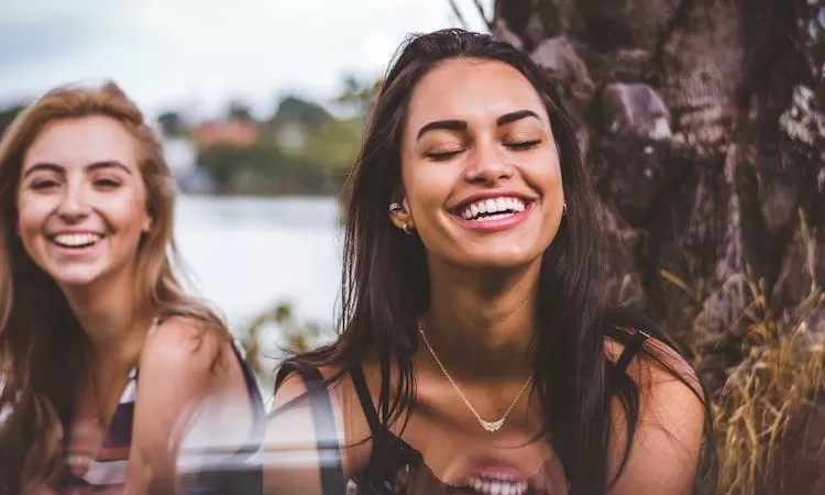9 Kebiasaan Unik yang Membuat Anda Sangat Mudah Disukai Orang, Menurut Psikologi