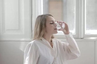 Apa Efek Minum Air Hangat Setiap Hari? Ketahui 7 Manfaat Luar Biasa Bagi Kesehatan Tubuh