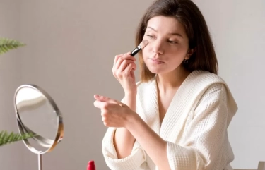 5 Tips Makeup untuk Kulit yang Rentan Berjerawat, Beserta Rekomendasi Makeup Lokal