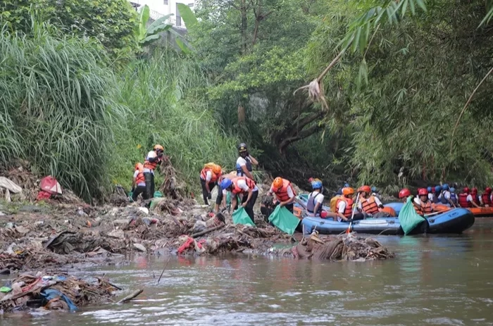 Bersama KLHK dan YSC, Pertamina International Shipping Bantu Bersihkan 14 Ton Sampah di Sungai Ciliwung