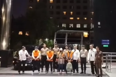 Kenakan Rompi Tahanan, Empat Orang yang Terjaring OTT di Kalsel Tiba di Gedung KPK