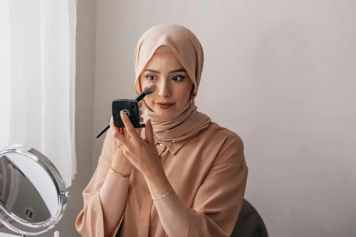 Tips Makeup Untuk Kulit Berjerawat, Sembunyikan Jerawat dan Menyembuhkan Secara Bersamaan
