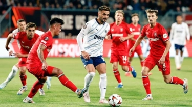 Duel Panas Mees Hilgers vs Striker Jepang: Ayase Ueda Dikantongin Pemain Manado