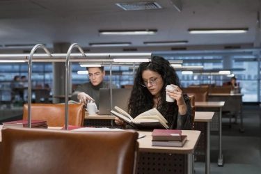 Orang yang Lebih Suka Membaca Buku Ketimbang Main Media Sosial Sering Punya 10 Kepribadian Ini Menurut Psikologi