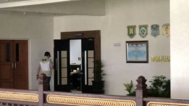 Dikawal Tim Gegana, Penyidik KPK Mendadak Geledah Kantor Gubernur Kalsel: Wartawan Dilarang Mendekat!
