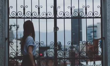 Pertanda Alam Semesta: 11 Sinyal Spiritual Bahwa Seseorang Sedang Merindukanmu Diam-diam