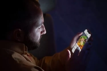 Segera Lepaskan Ponsel Bila 7 Gejala Ini Mulai Timbul Agar Mental dan Kewarasan Terselamatkan!