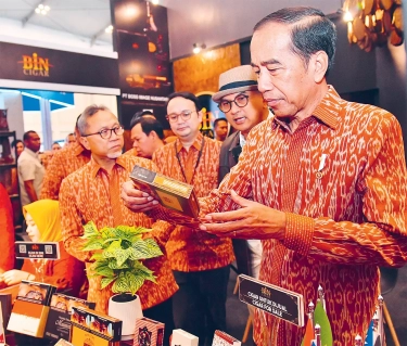 Jokowi Minta Pasar Domestik dan Ekspor Diperkuat, Waspadai Serbuan Barang Murah dari Tiongkok