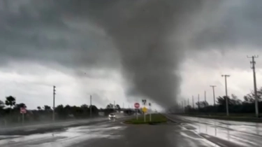 Momen Mencekam Detik-Detik Badai Milton Melintasi Florida