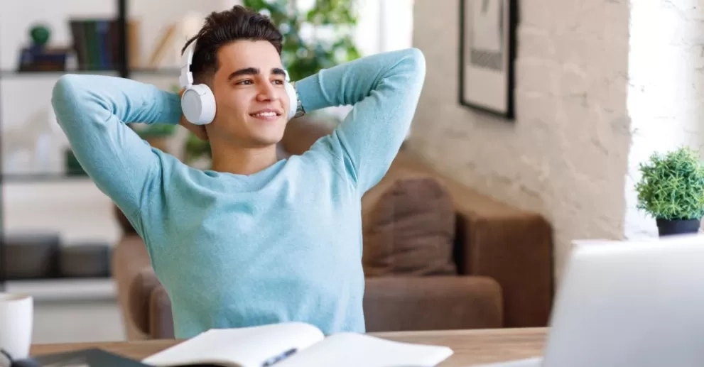 5 Kepribadian Orang yang Mendengarkan Lagu yang Sama secara Berulang, Menurut Psikologi