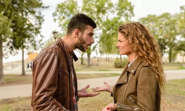 Belum Yakin dengan Diri Sendiri: 10 Tanda Pasangan Diam-diam Mempermainkanmu