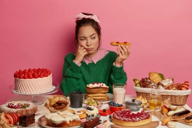 Baru Selesai Makan? Hindari Melakukan 8 Hal Ini untuk Mencegah Masalah Kesehatan