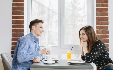 Lebih Terbuka Mengenai Kehidupan Pribadinya: 8 Tanda Seorang Perempuan Melihat Anda Lebih dari Sekadar Teman, Menurut Psikologi