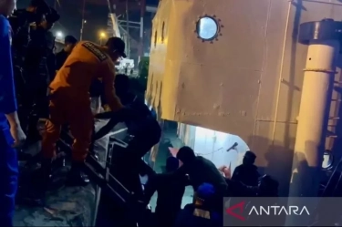 Tim SAR Evakuasi 11 Kru Kapal yang Tenggelam di Perairan Karimunjawa