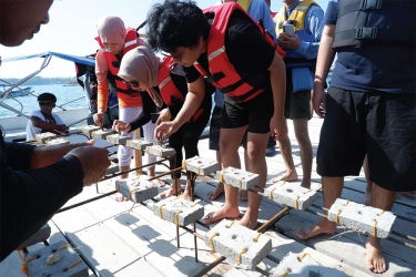 Wisata ke Anyer, Pelancong Belajar Konservasi di Keramba Apung