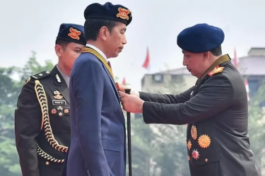 Kapolri Sigit Anugerahi Jokowi Medali Loka Praja Samrakshana, Presiden Jadi Warga Kehormatan Brimob