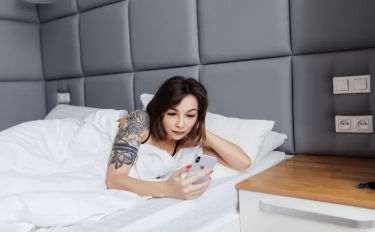 Seseorang yang Mengecek Ponsel Setelah Bangun Tidur di Pagi Hari, Sering Menunjukkan 8 Ciri Ini Menurut Psikologi