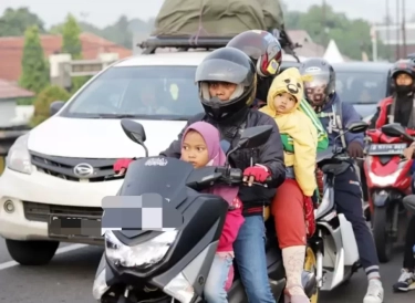 Ini Alasan Kenapa Sepeda Motor Cuma Boleh 1 Pengendara dan 1 Penumpang, Bukan Dinaiki 3 Orang, Apalagi 4