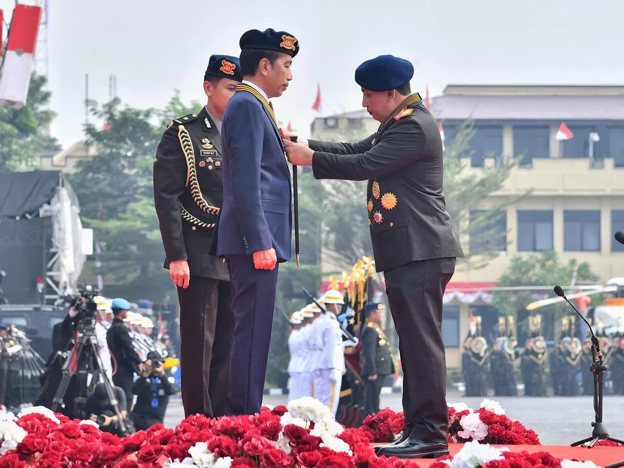 Jokowi Terima Penghargaan dari Polri dan Menerima Kunjungan MPR RI