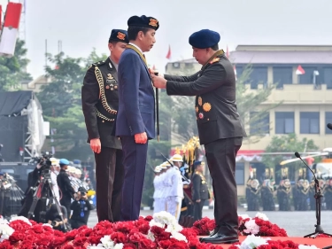 Jokowi Terima Penghargaan dari Polri dan Menerima Kunjungan MPR RI