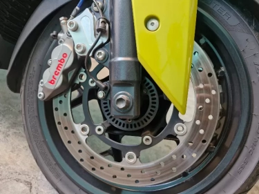 Mengganti Piringan Cakram Lebih Besar Bisa Bikin Rem Motor Jadi Lebih Pakem, Emang Iya?