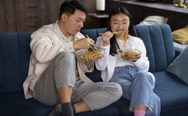 Seseorang yang Rutin Makan Disaat Bosan, Menurut Psikologi Dia Cenderung Menunjukkan 8 Perilaku Ini