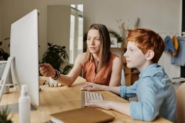8 Tanda Kamu Dibesarkan oleh Orang Tua Transaksional: Ketika Anak Hanya Menjadi 'Investasi' di Masa Tua, Bagaimana Dampaknya?