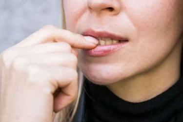 Benarkah Kebiasaan Menggigit Kuku Dipicu Karena Stress dan Adanya Masalah Kesehatan Mental? Simak Fakta dan Cara Mengatasinya