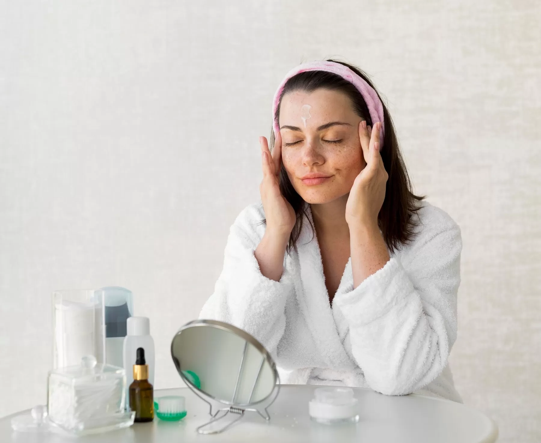 Manfaat Niacinamide untuk Mengatasi Jerawat, Menurut Studi Terkini: Apakah Bahan Ini Benar-benar Efektif?
