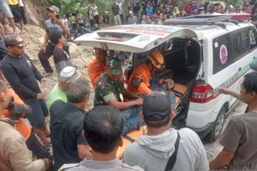 Puluhan Warga Terjebak di Dermaga Bekas Tambang Pasir, Basarnas Kirim Helikopter ke Sukabumi