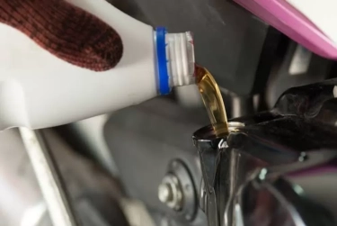 Sekte Ganti Oli Motor Matic Pakai Oli Mesin Diesel kembali Bangkit, Ketahui Dampak Jangka Panjangnya