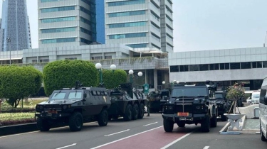 Suasana Terkini Komplek DPR Jelang Prabowo Dilantik: Puluhan Rantis dan Ranpur TNI Berhamburan