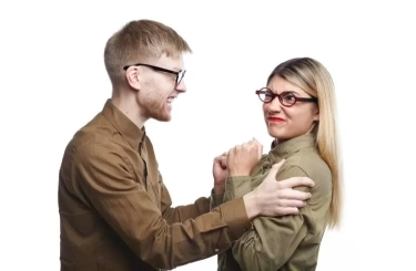 Jangan Dilakukan! Inilah 9 Hal Kecil yang Membuat Orang Langsung Tidak Menyukai Anda, Tanpa Anda Sadari