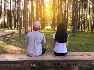 Jatuh Cinta Diam-diam! Cek 5 Zodiak yang Suka Menyembunyikan Perasaan Cintanya dari Gebetan