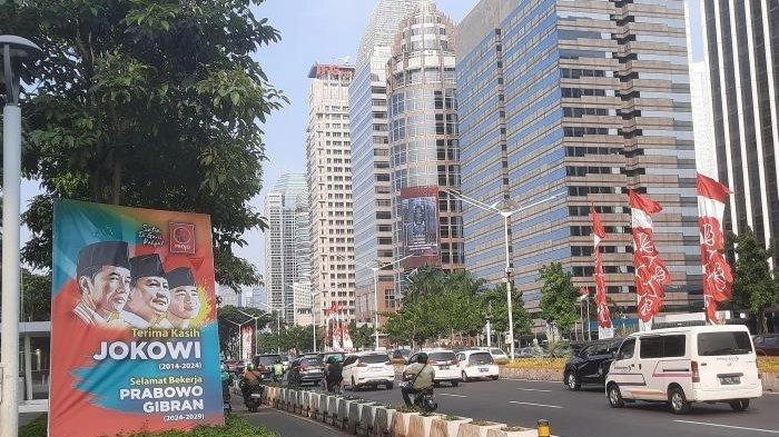 Spanduk Bertuliskan Terima Kasih Jokowi dan Selamat Bekerja Prabowo-Gibran Bertebaran di Jakarta