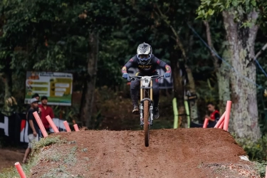 76 Indonesian Downhill 2024, Taklukkan Tantangan Cuaca, Rendy Varera Sanjaya Merajai Ternadi Bike Park