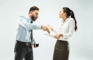 Ciri-ciri Orang yang Suka Menghakimi dan Menilai Orang Lain: 10 Frasa Sering Diucapkan oleh Mereka