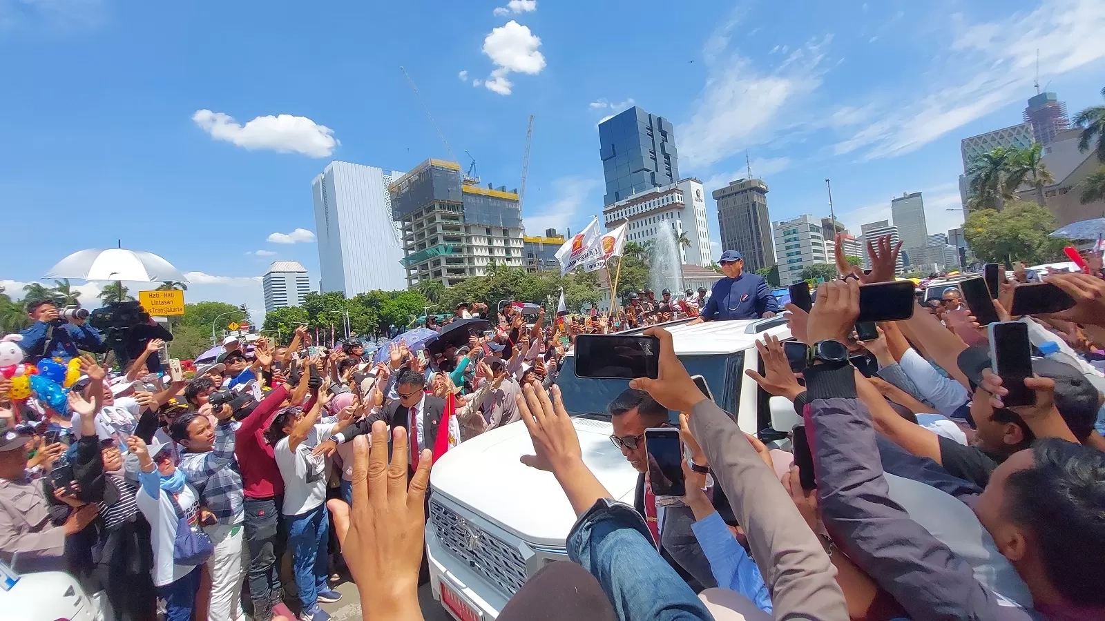 Iring-iringan Presiden Prabowo Melintas di Kawasan Patung Kuda, Warga Bertanya Gibran Mana