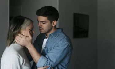 Waspada! Ini 5 Perilaku Halus yang Sering Ditunjukkan oleh Pria yang Ahli Memanipulasi Perempuan