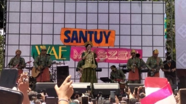 Dalam Cuaca Terik, Happy Asmara Sambut Presiden Baru RI Prabowo Subianto