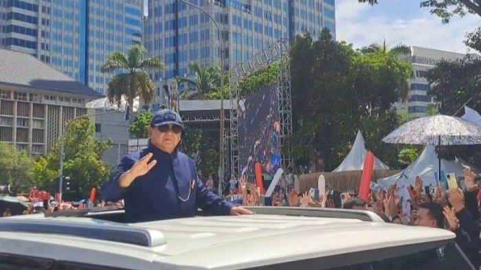 Gemuruh Warga Sambut Iring-iringan Presiden-Wapres di Jl Thamrin: Prabowo-Gibran Selamat Bekerja