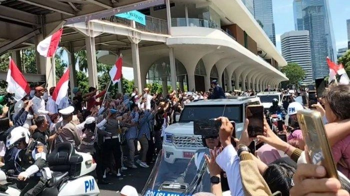 Iring-iringan Presiden Lewat Menuju Istana, Happy Asmara: Selamat Bekerja Prabowo-Gibran