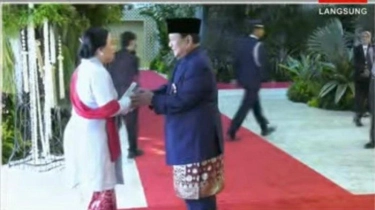 Momen Prabowo Maju Tiga Langkah Saat Sambut Kedatangan Puan Maharani di Hari Pelantikan Presiden