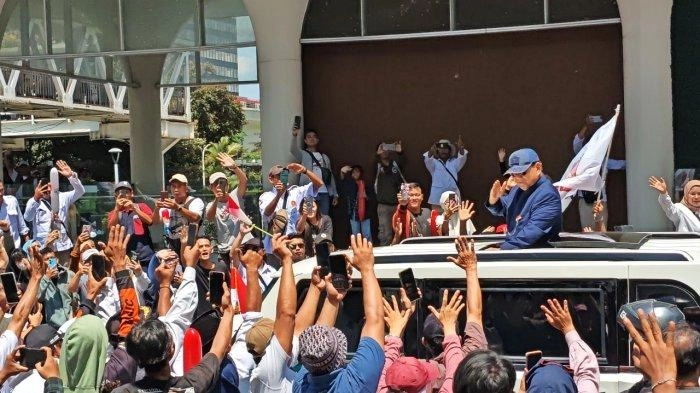 Momen Presiden Prabowo Sapa Masyarakat di Dukuh Atas Jakarta, Berikan Salam Hormat 