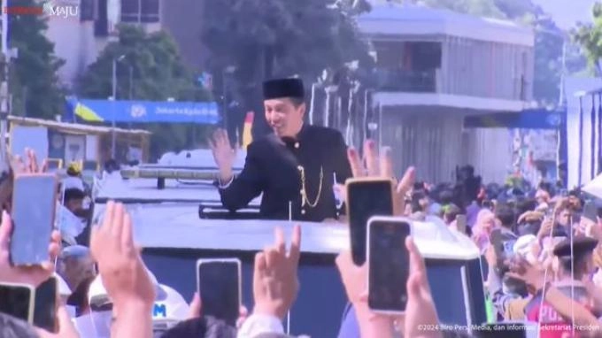 Resmi Purnatugas, Jokowi Sapa Warga Lewat Atap Mobil saat Menuju Lanud Halim Perdanakusuma