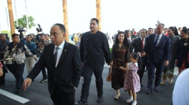 Menpora Dito Ikut Melepas Kepulangan Presiden Jokowi ke Solo