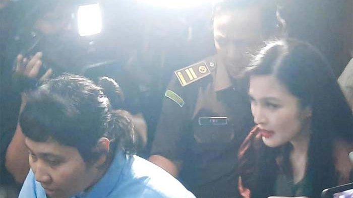 Sandra Dewi Bawa Koper ke Ruang Sidang, Dicecar Jaksa Soal Asal Uang untuk Pembelian Mobil Mewahnya