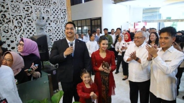 Tiba di Kemenpora, Menpora Dito dan Keluarga Disambut Tepuk Tangan Meriah Pejabat dan Staf